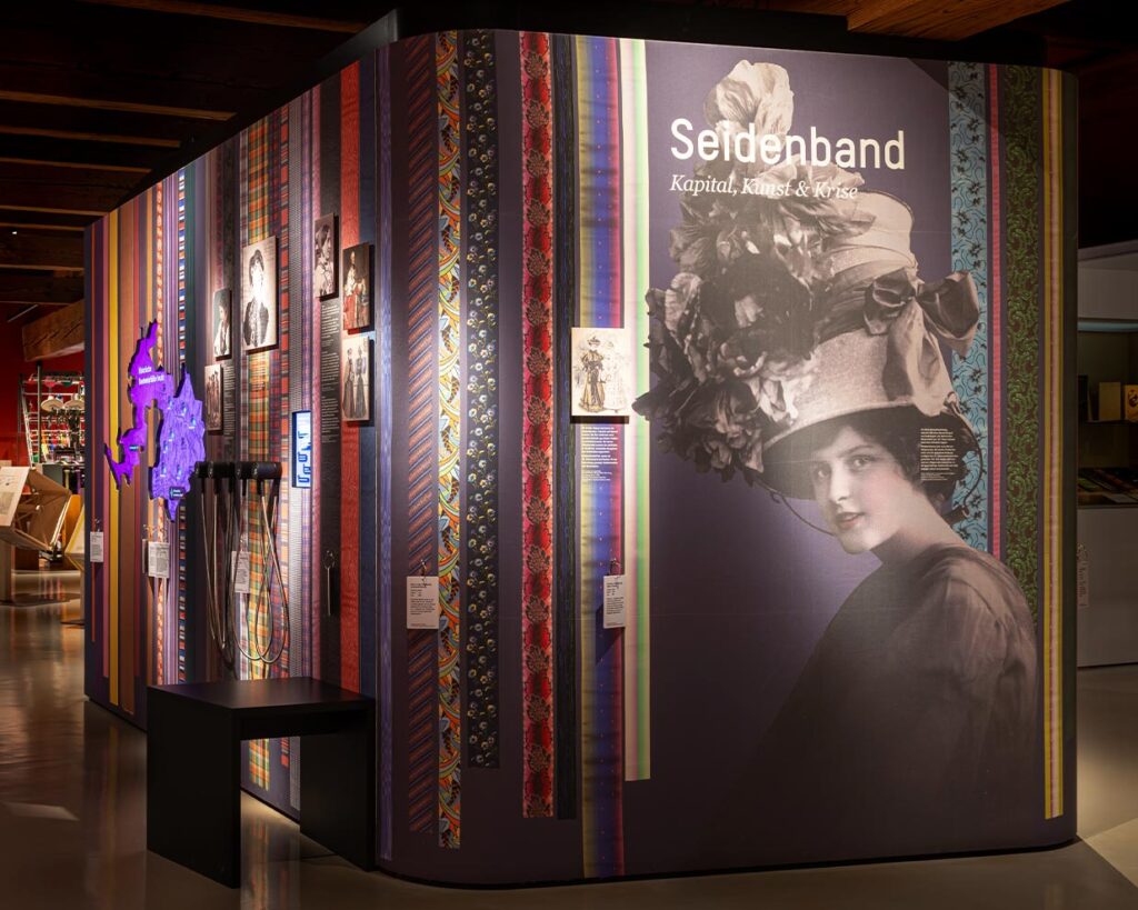 Ausstellungskörper im Seidenband-Ausstellung