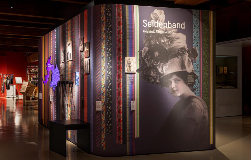 Ausstellungskörper im Seidenband-Ausstellung