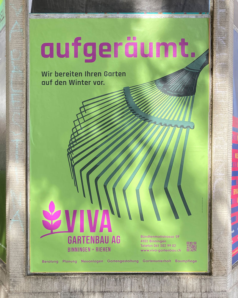 Herbst-Plakat mit Rechen und dem Titel "aufgeräumt" aus der Plakat-Kampagne für die Firma VIVA Gartenbau AG in Binningen