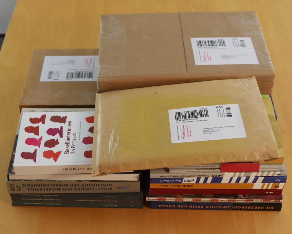 Ansicht der Postsendungen Schweizerischen Nationalbibliothek mit den Publikationen von Anex & Roth Visuelle Gestaltung